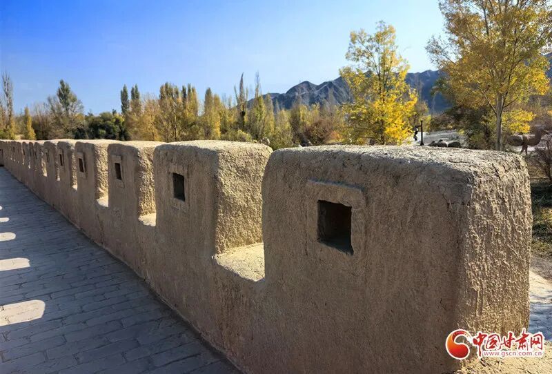 何以中国·壁画里的中国丨嘉峪关悬壁长城：古代军事防御智慧 悬崖上的建筑奇迹