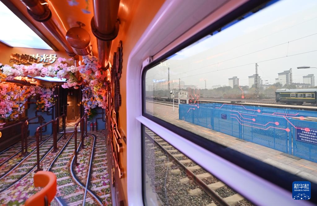 旅游专列“穿越”奇幻时光 旅游专列“穿越”奇幻时光