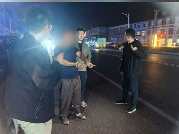 民警抓窃贼被拖行百余米后,起身驾车追击5公里…… 民警抓窃贼被拖行百余米后,起身驾车追击5公里……