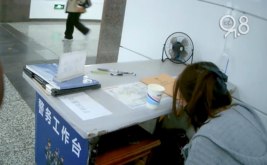 杭州地铁内,女乘客突然崩溃大哭!紧接着……这一幕被拍下 杭州地铁内,女乘客突然崩溃大哭!紧接着……这一幕被拍下