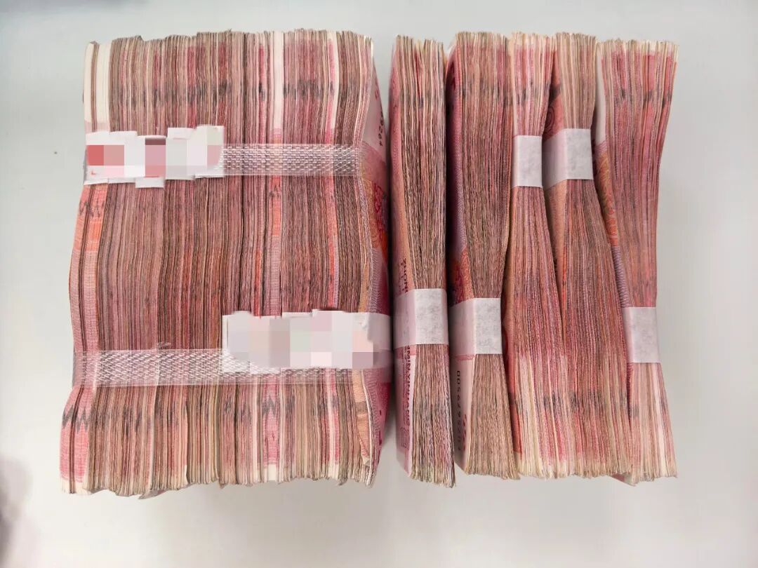 15万元现金藏草丛，近30万元黄金正在寄出…上海警方紧急拦截