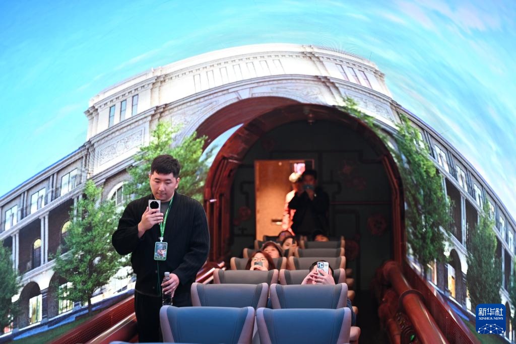 旅游专列“穿越”奇幻时光 旅游专列“穿越”奇幻时光