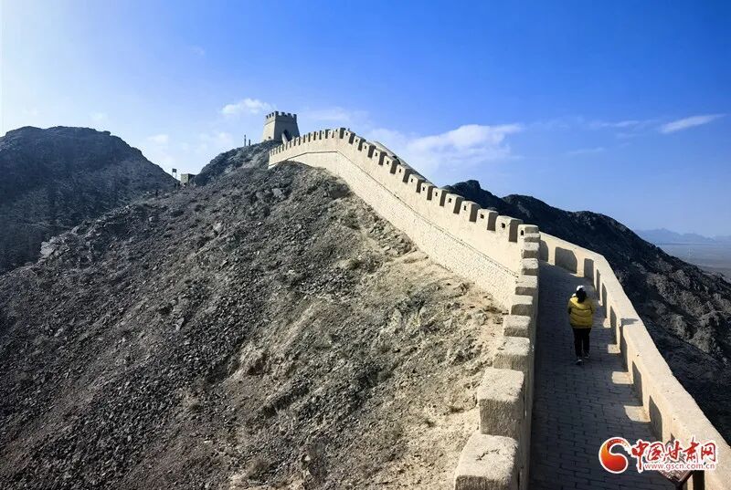 何以中国·壁画里的中国丨嘉峪关悬壁长城：古代军事防御智慧 悬崖上的建筑奇迹