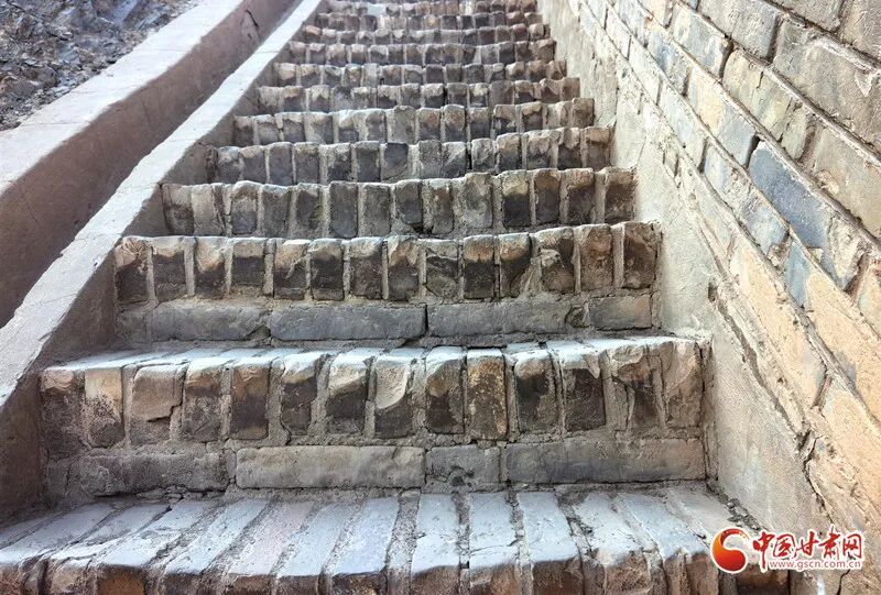 何以中国·壁画里的中国丨嘉峪关悬壁长城：古代军事防御智慧 悬崖上的建筑奇迹