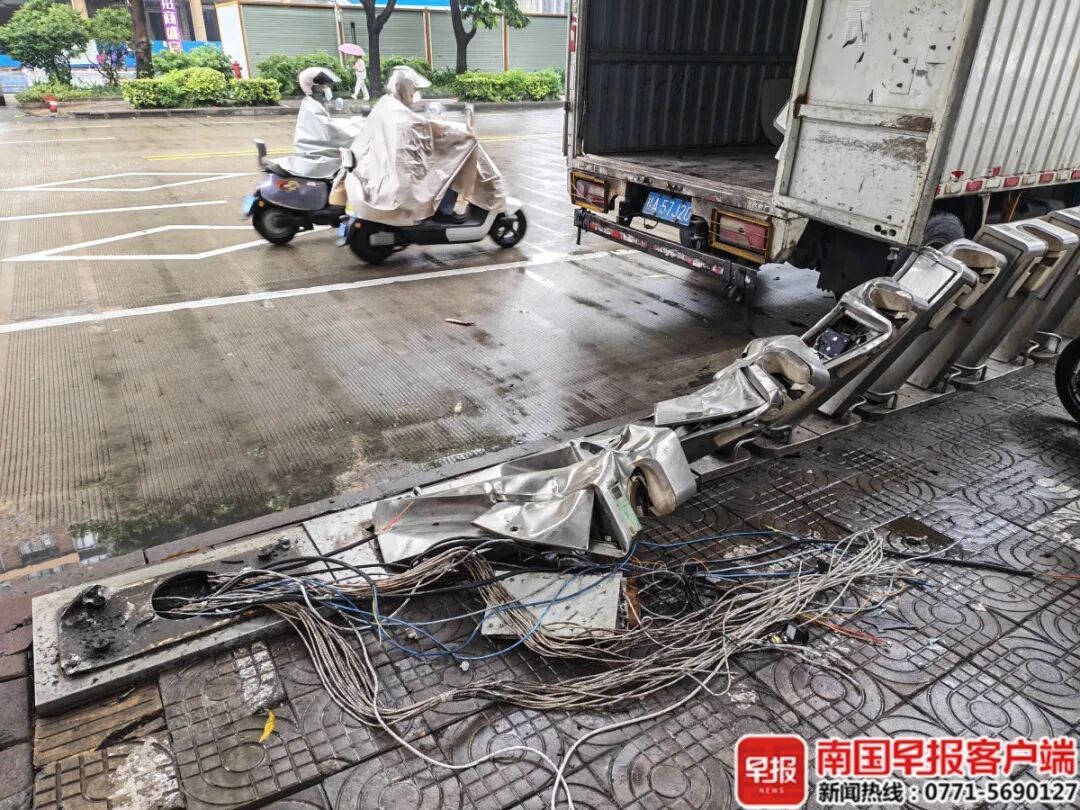 特斯拉突然失控，冲上人行道！女司机吓哭