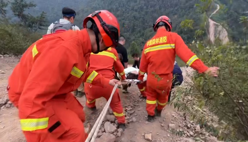 长沙一女子爬封闭未开发公园时骨折被救下山，救援人员1公里路花1小时：坡度近70度