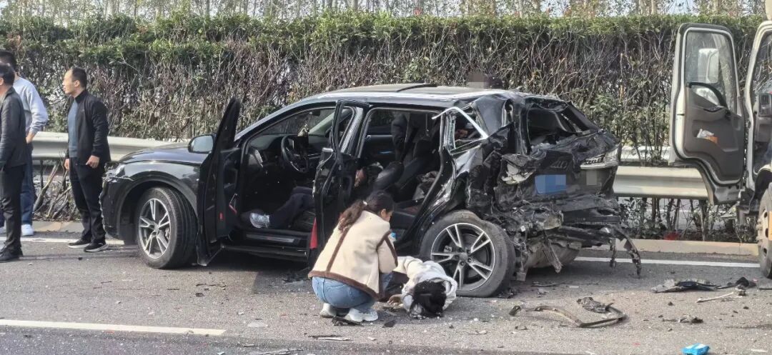 路遇车祸,检察官停车紧急救援 路遇车祸,检察官停车紧急救援