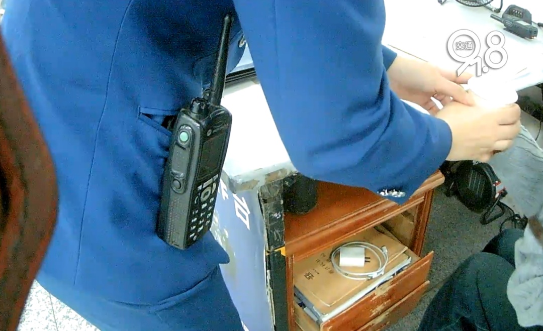 杭州地铁内,女乘客突然崩溃大哭!紧接着……这一幕被拍下 杭州地铁内,女乘客突然崩溃大哭!紧接着……这一幕被拍下