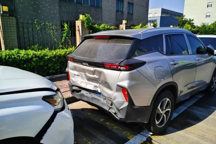 杭州街头一司机连撞多车！车上查获若干粉色小罐，警方通报：非法使用危险物质，已行拘