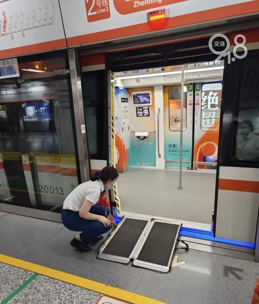 杭州地铁内,女乘客突然崩溃大哭!紧接着……这一幕被拍下 杭州地铁内,女乘客突然崩溃大哭!紧接着……这一幕被拍下