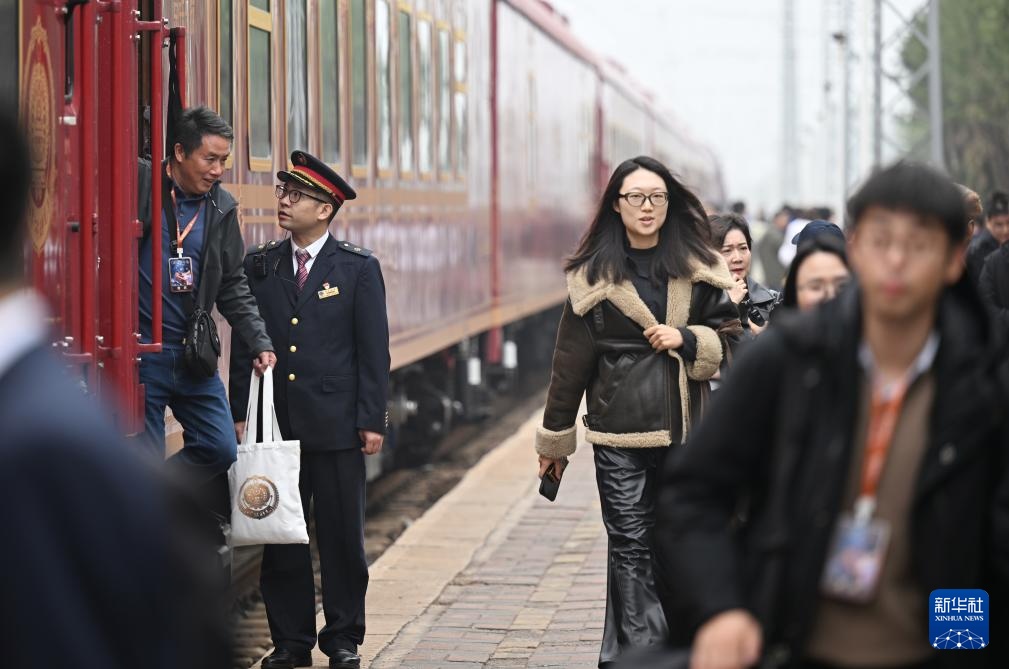 旅游专列“穿越”奇幻时光 旅游专列“穿越”奇幻时光