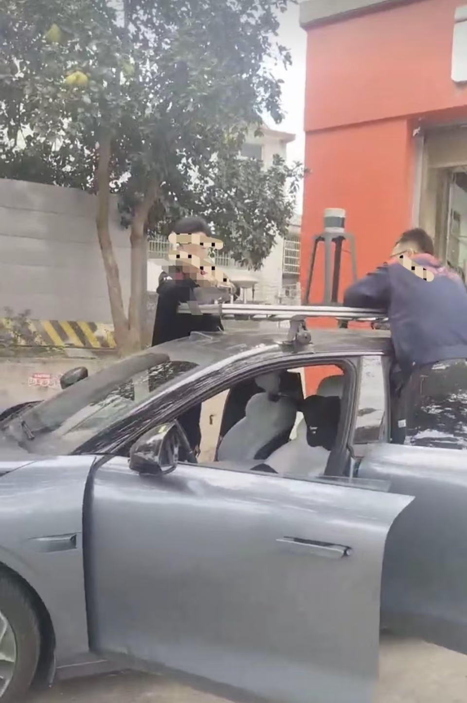 无牌无标识车辆“非法采集街景”?长沙交警:车主自行装激光测绘仪,已处罚并责令拆除 无牌无标识车辆“非法采集街景”?长沙交警:车主自行装激光测绘仪,已处罚并责令拆除