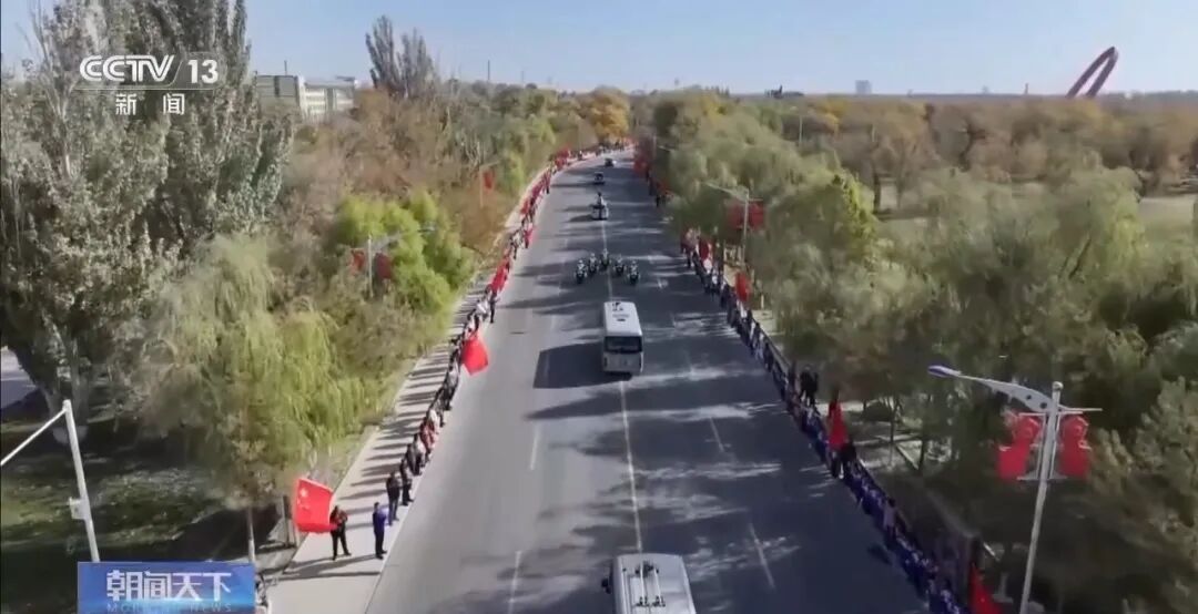 这辆车的车牌上只有8个汉字