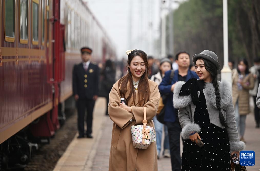 旅游专列“穿越”奇幻时光 旅游专列“穿越”奇幻时光