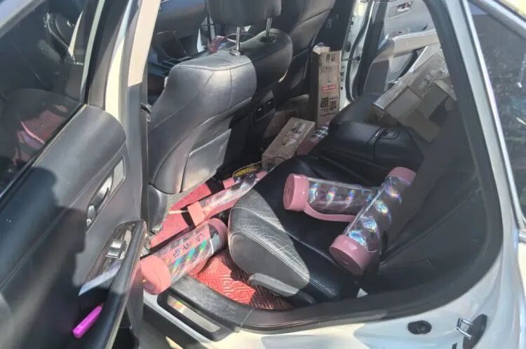 杭州街头一司机连撞多车！车上查获若干粉色小罐，警方通报：非法使用危险物质，已行拘