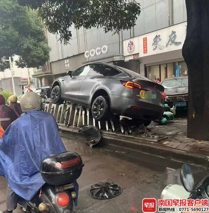 特斯拉突然失控，冲上人行道！女司机吓哭