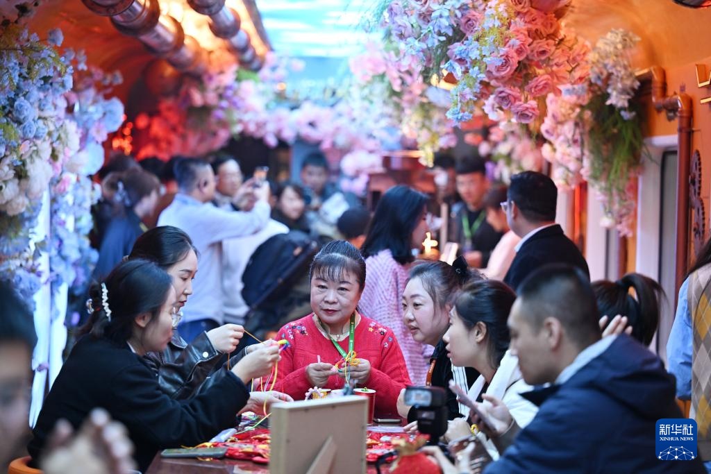 旅游专列“穿越”奇幻时光 旅游专列“穿越”奇幻时光