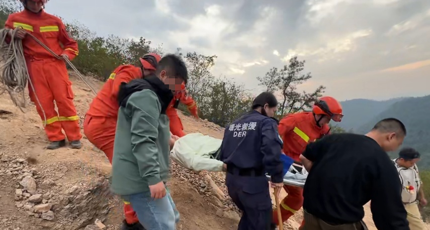长沙一女子爬封闭未开发公园时骨折被救下山，救援人员1公里路花1小时：坡度近70度