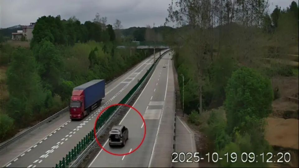 300克黄金掉高速上了！湖南女子：这是给女儿的嫁妆，还有2万块现金