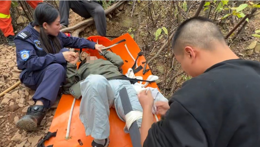 长沙一女子爬封闭未开发公园时骨折被救下山，救援人员1公里路花1小时：坡度近70度