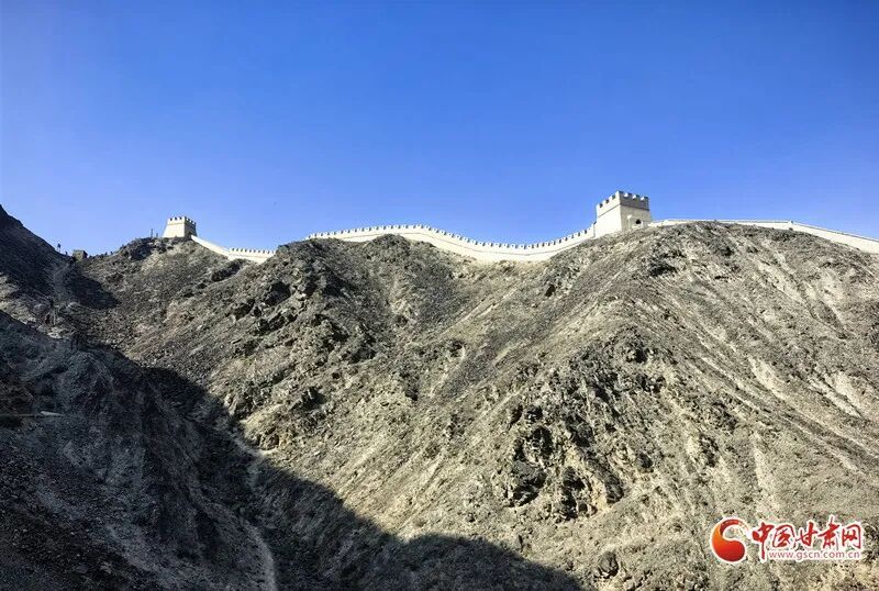 何以中国·壁画里的中国丨嘉峪关悬壁长城：古代军事防御智慧 悬崖上的建筑奇迹