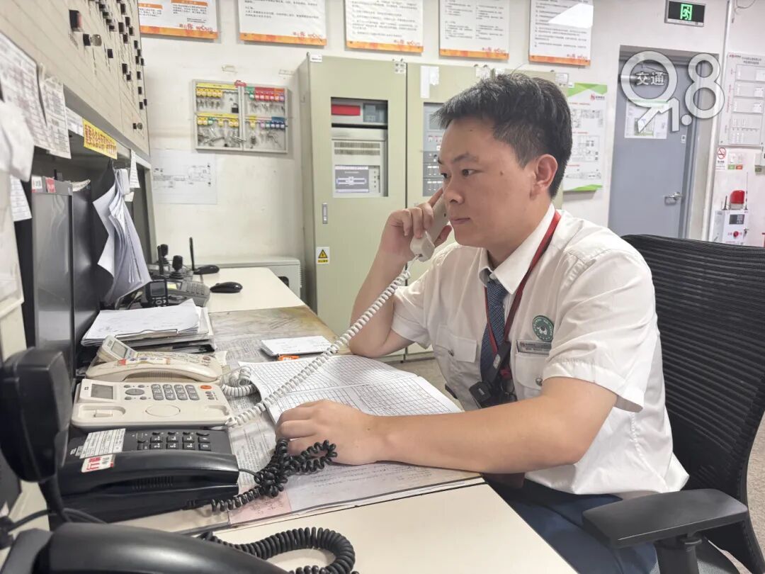 杭州地铁内,女乘客突然崩溃大哭!紧接着……这一幕被拍下 杭州地铁内,女乘客突然崩溃大哭!紧接着……这一幕被拍下