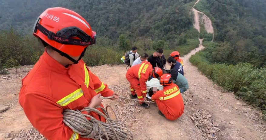 长沙一女子爬封闭未开发公园时骨折被救下山，救援人员1公里路花1小时：坡度近70度