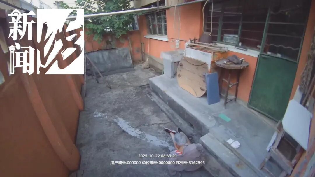 不对劲!上海一民警接到报警后,果断翻墙入室... 不对劲!上海一民警接到报警后,果断翻墙入室...