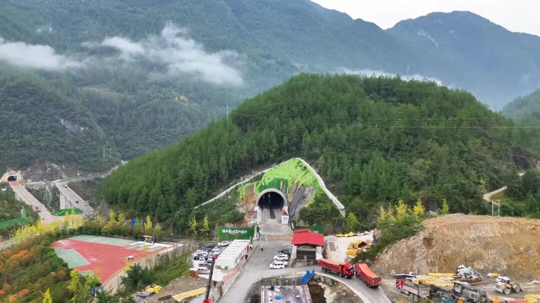 西渝高铁大象洞隧道贯通，未来从西安至重庆只需2.5小时