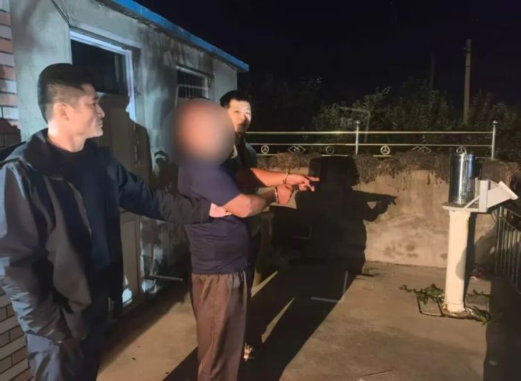 民警抓窃贼被拖行百余米后,起身驾车追击5公里…… 民警抓窃贼被拖行百余米后,起身驾车追击5公里……