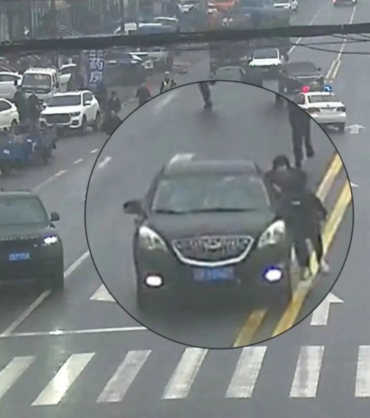 民警抓窃贼被拖行百余米后,起身驾车追击5公里…… 民警抓窃贼被拖行百余米后,起身驾车追击5公里……
