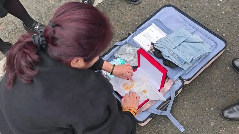 300克黄金掉高速上了！湖南女子：这是给女儿的嫁妆，还有2万块现金