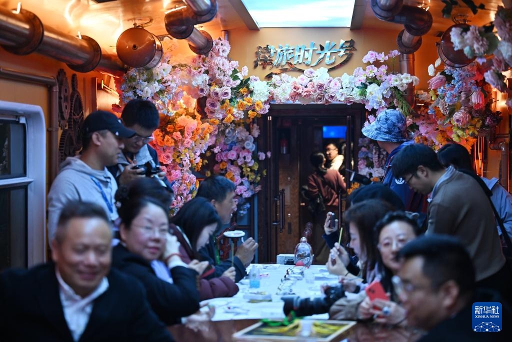 旅游专列“穿越”奇幻时光 旅游专列“穿越”奇幻时光