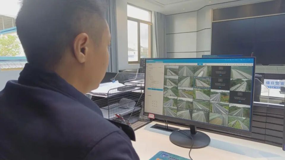 300克黄金掉高速上了！湖南女子：这是给女儿的嫁妆，还有2万块现金