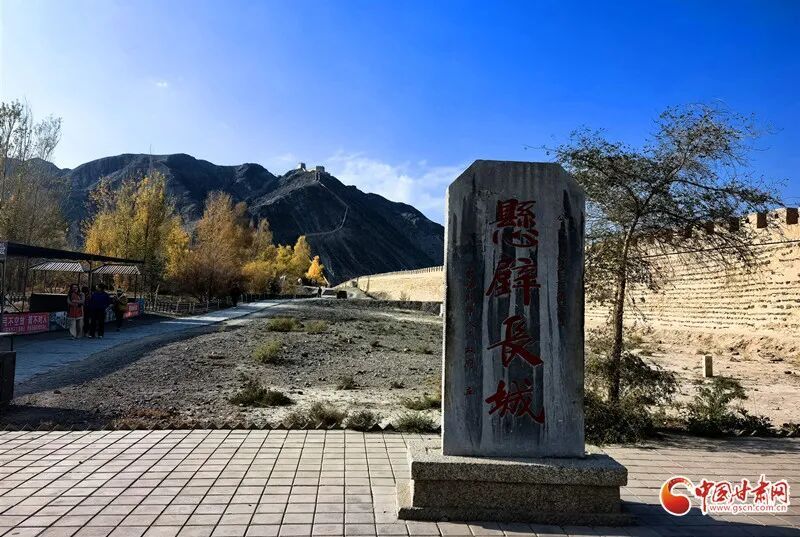 何以中国·壁画里的中国丨嘉峪关悬壁长城：古代军事防御智慧 悬崖上的建筑奇迹