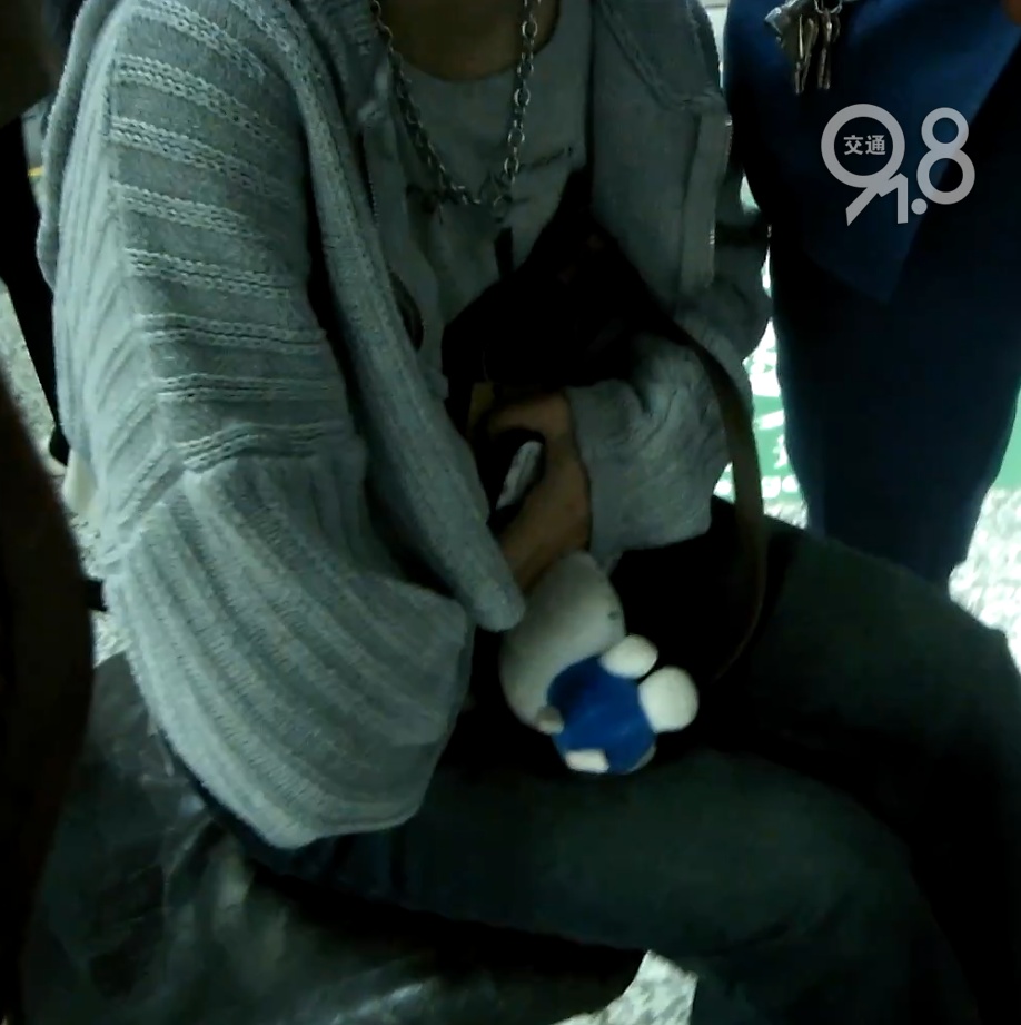 杭州地铁内,女乘客突然崩溃大哭!紧接着……这一幕被拍下 杭州地铁内,女乘客突然崩溃大哭!紧接着……这一幕被拍下