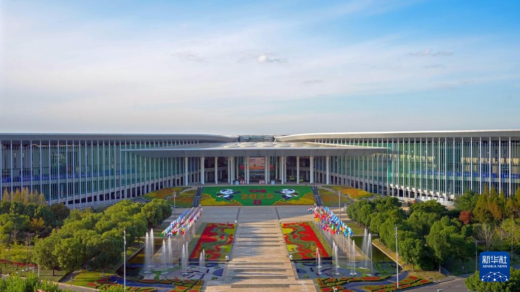 “四叶草”绽新颜 静待第八届进博会 “四叶草”绽新颜 静待第八届进博会