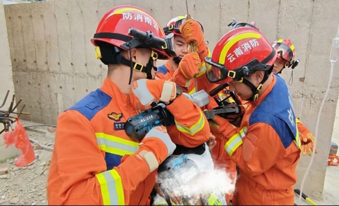 触目惊心！女子被6米钢筋刺穿头部，瘫坐在地……
