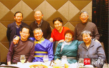 草原母亲断女儿奶喂给南京双胞胎 草原母亲断女儿奶喂给南京双胞胎