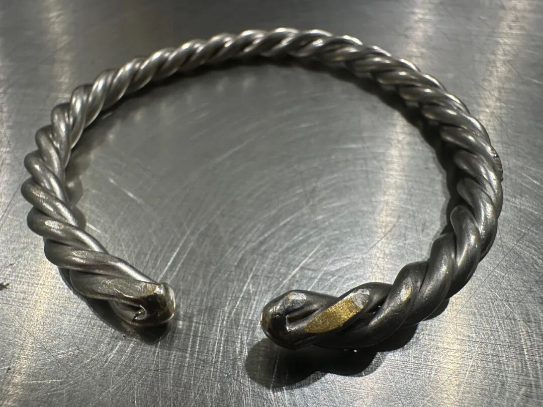 女子将黄金手镯涂成银色？杭州海关直接拦下：这样不行