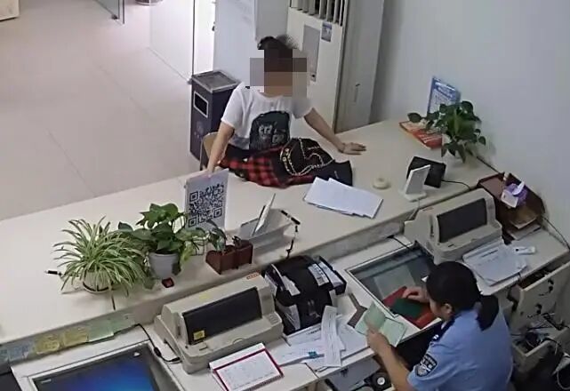 女子拿假户口簿去办业务被行拘:15年前花钱买的,已经忘了是假证 女子拿假户口簿去办业务被行拘:15年前花钱买的,已经忘了是假证