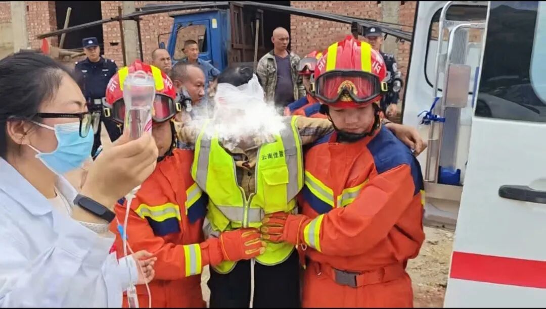 触目惊心！女子被6米钢筋刺穿头部，瘫坐在地……