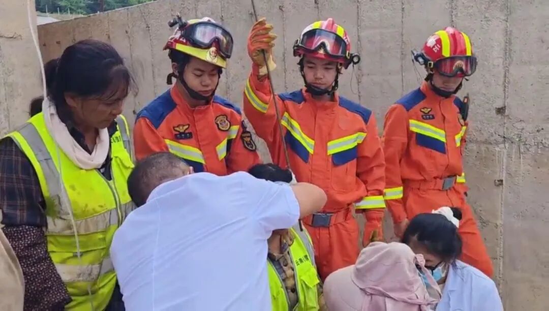 触目惊心！女子被6米钢筋刺穿头部，瘫坐在地……