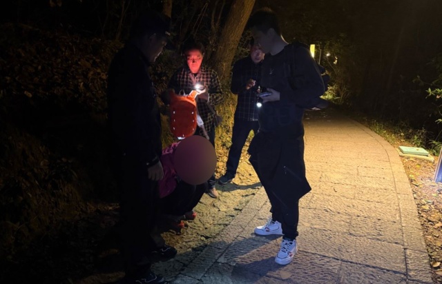 杭州女子刚登顶网红景点，眼睛突然“瞎了”…这类人尤其当心