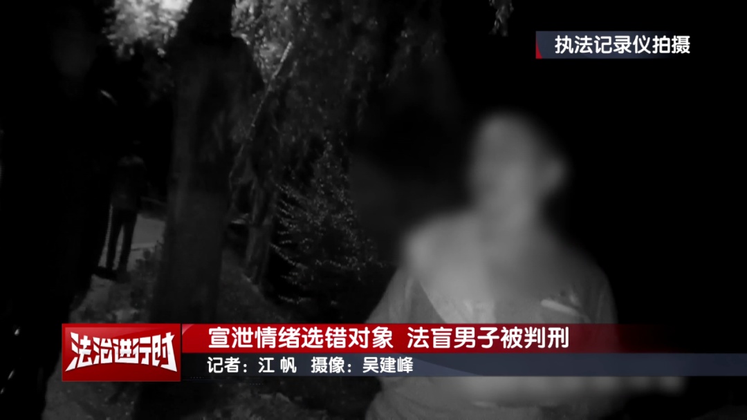 北京一男子向路中间扔水泥块 获刑11个月