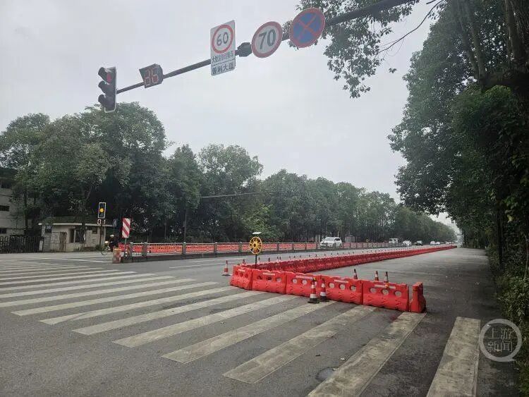 江某某(男,54岁)驾驶小型面包车,追尾半挂车致6死5伤,成都警方通报→ 江某某(男,54岁)驾驶小型面包车,追尾半挂车致6死5伤,成都警方通报→