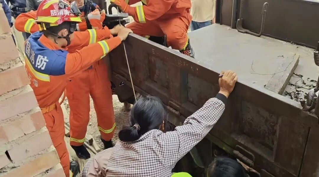 触目惊心！女子被6米钢筋刺穿头部，瘫坐在地……