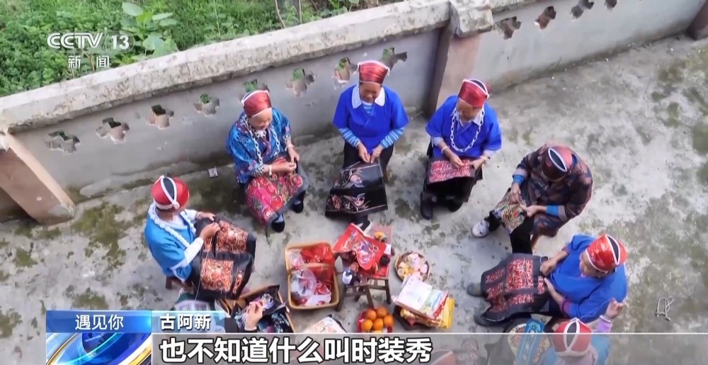 遇见你丨把时装周搬进村寨 他让“村T”走向世界