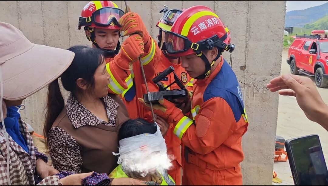 触目惊心！女子被6米钢筋刺穿头部，瘫坐在地……