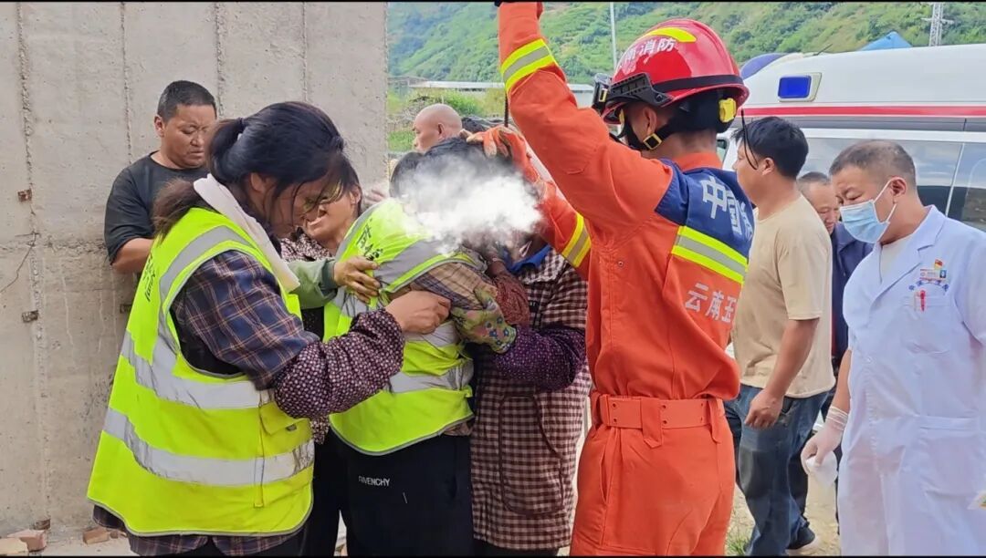 触目惊心！女子被6米钢筋刺穿头部，瘫坐在地……